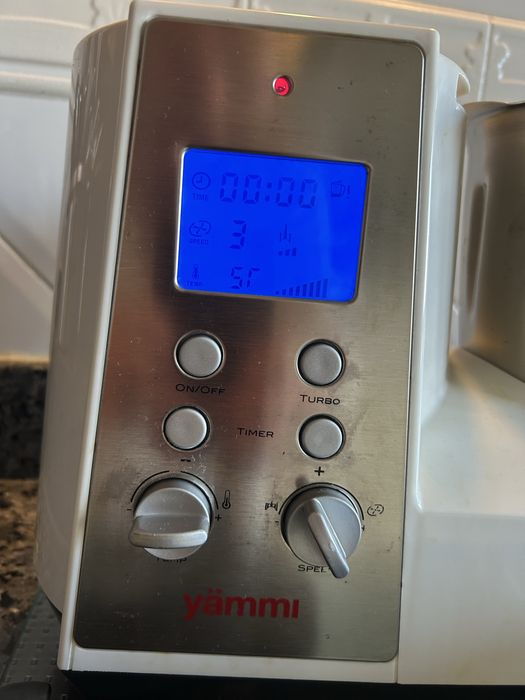 Yammi usada com acessorios