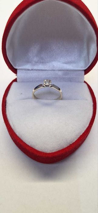 Золота каблучка з діамантом 585