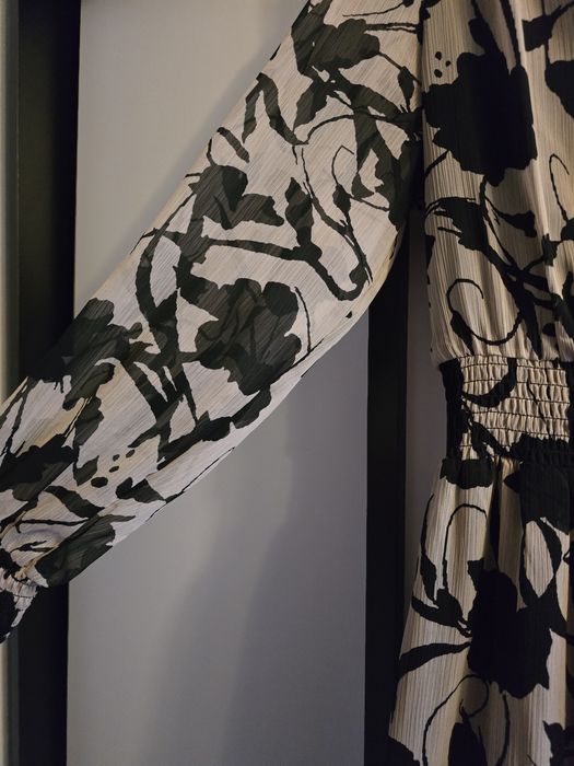 Reserved sukienka cappuccino w czarne wzory floral