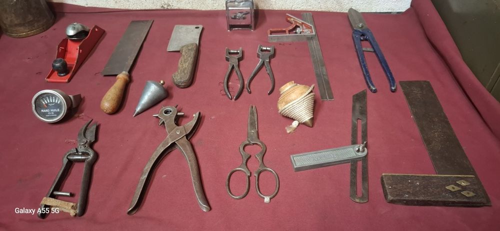 Várias ferramentas antigas