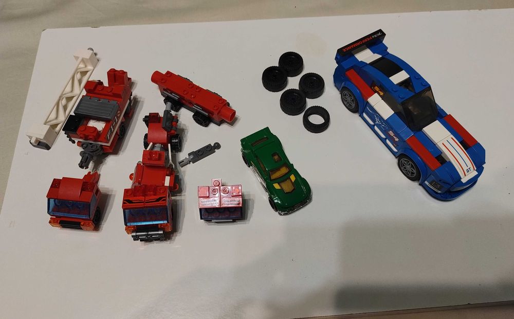 Машинки з конструктора Qman та Hot Wheels