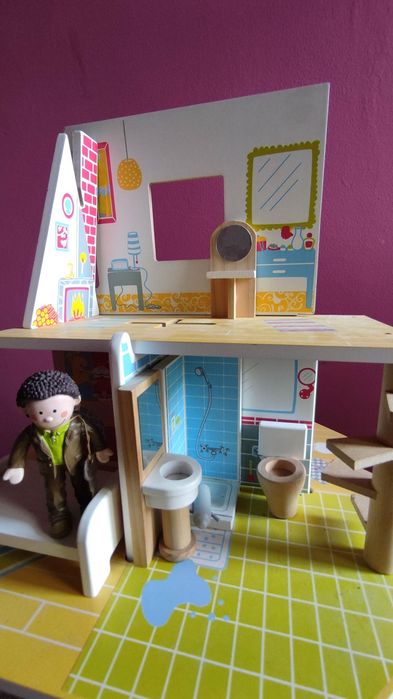 Casa de madeira para brincar e mesa Ikea rosa