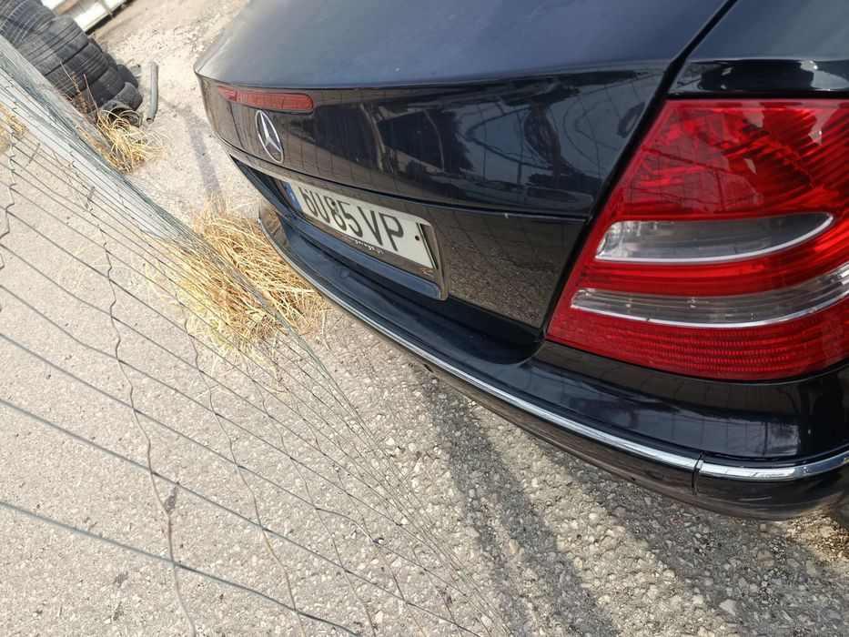 Mercedes-Benz E 240 W211 2.6 V6 a gasolina, de 2002/2008, vendido completo para reparação ou para peças.