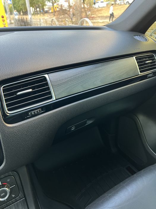 Автомобіль Volkswagen Touareg NF 2010