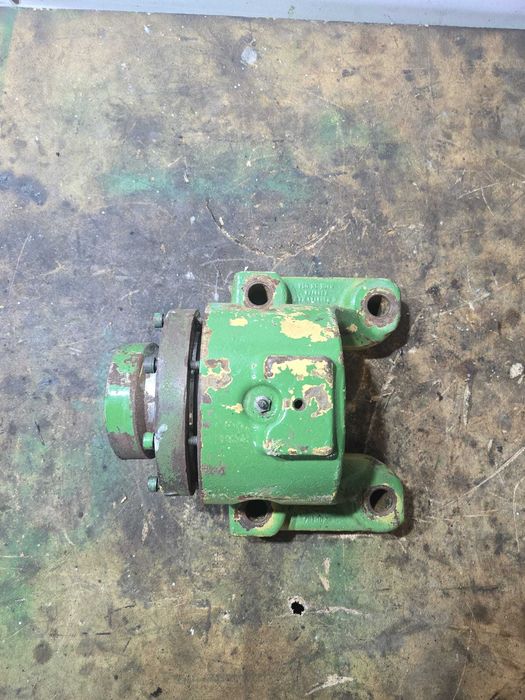 Podpora wału (mostu) przedniego napędu John deere 7215R R288788