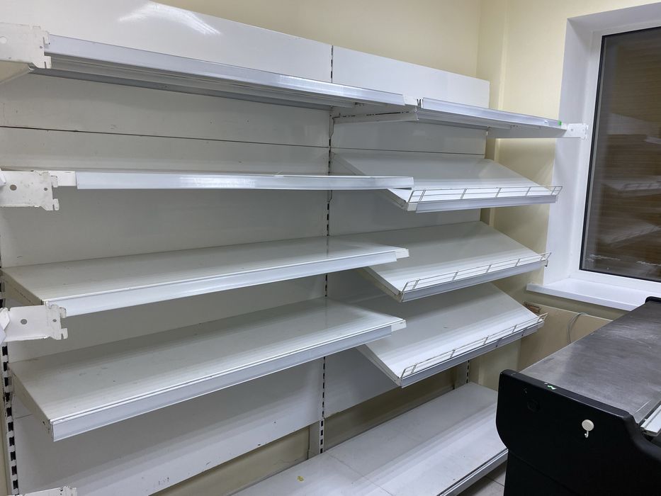 Торгові стелажі. Торговий стелаж. Металевий стелаж. Полки навесные.