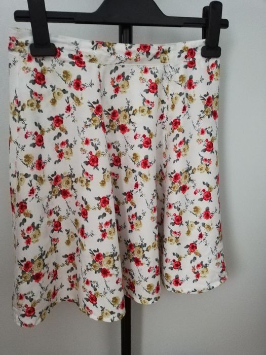 Spódniczka w kwiaty Cropp