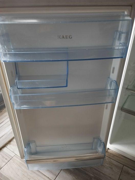 Продам встраиваемый Холодильник AEG