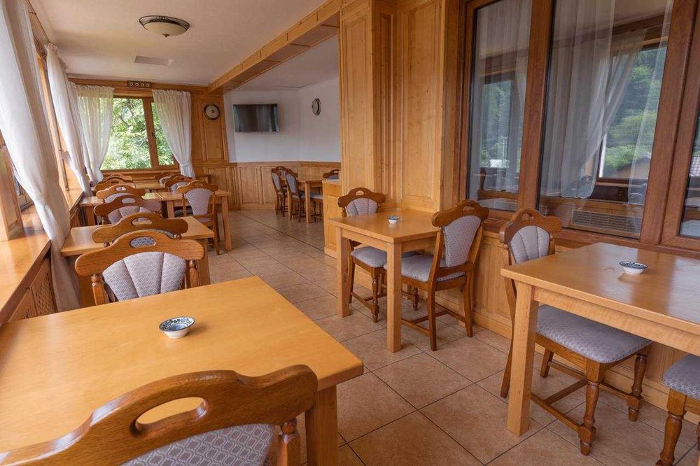 Продається будинок у серці Карпат зі СПА та критим басейном