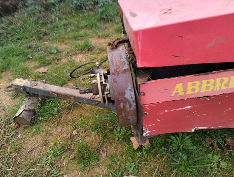 Enfardadeira a trabalhar