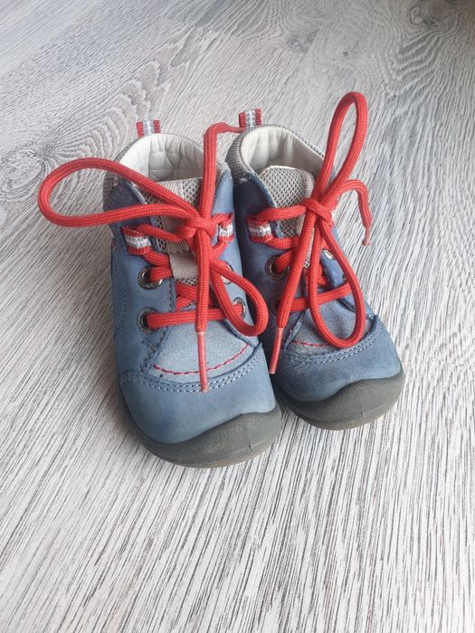Wiązane buty chłopięce