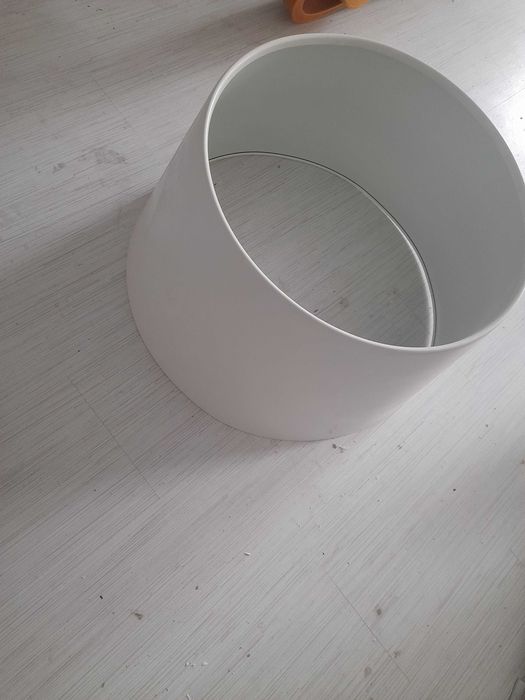 Duży biały metalowy klosz