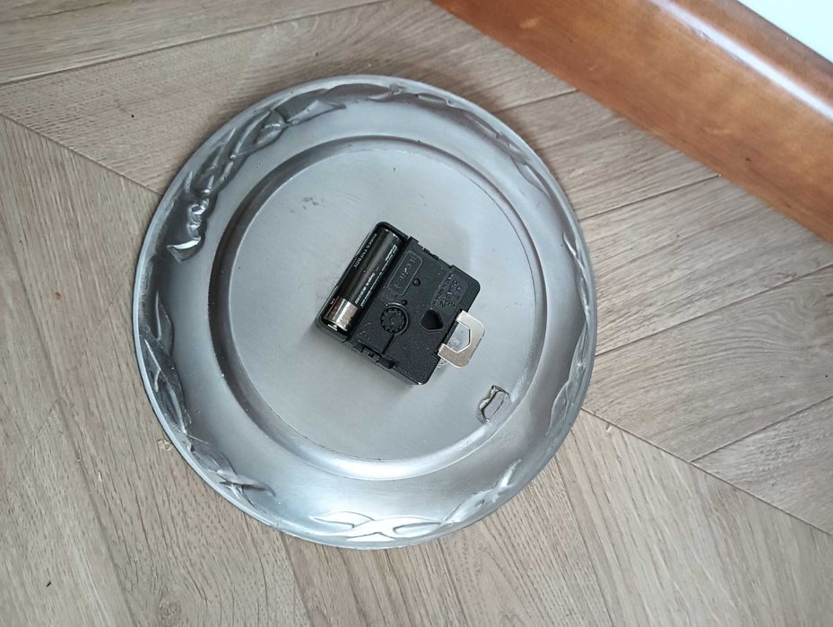 Zegar metalowy cynowy talerz