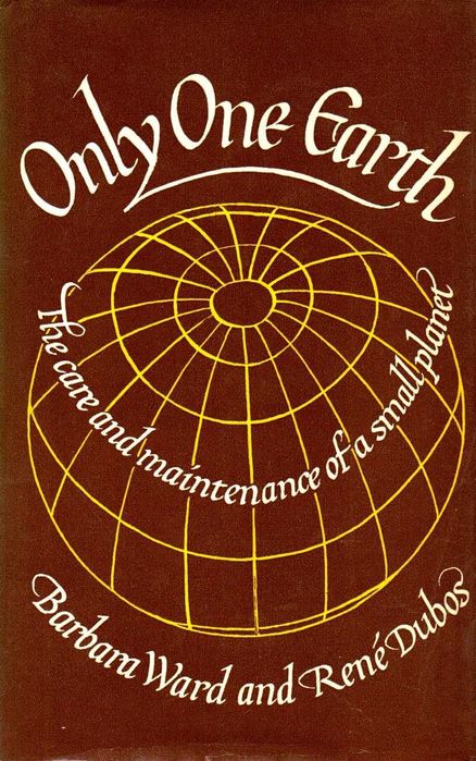 Livro Only One Earth. The Care and Maintenance of a Small Benfica • OLX Portugal
