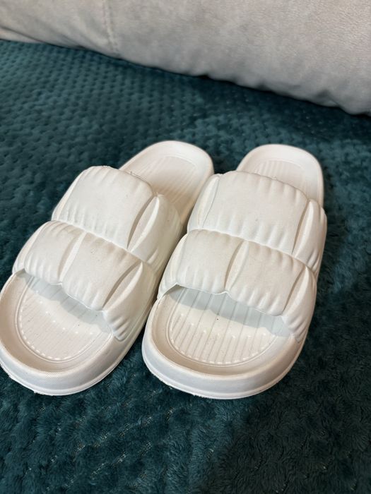 Білі резинові тапочки