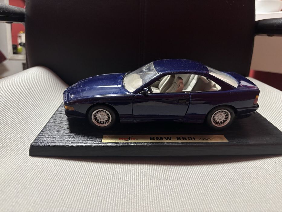 BMW 850i (1990) w skali 1:18