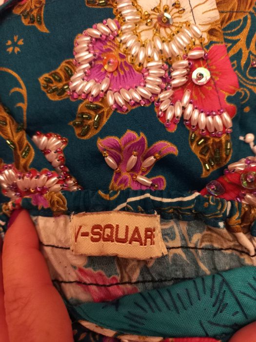 Top floral bordado com vários tipos de pedras