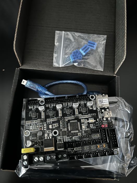 Impressora 3D Ender 3 V2 com upgrades, enclosure e material extra