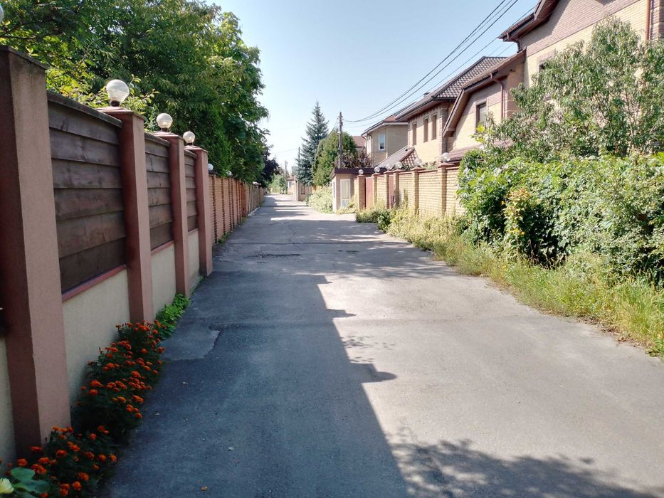 Ивана Выговского      (бывшая Гречко)      Закрытая территория коттеджного городка  !