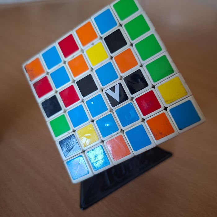 O pack da frustração: Rubik's 4x4 Preto + V-Cube 7x7
