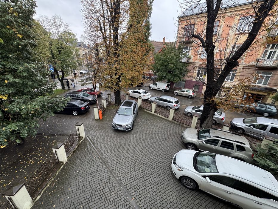 Здається окрема будівля 388 кв 3 поверха