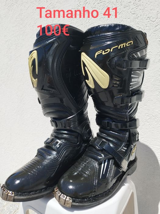 Vários equipamentos para enduro