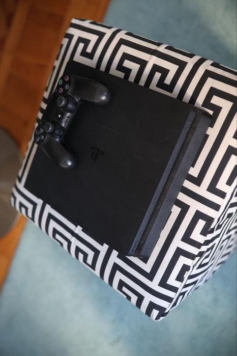 PlayStation 4 + 1 Controller64740387734657122