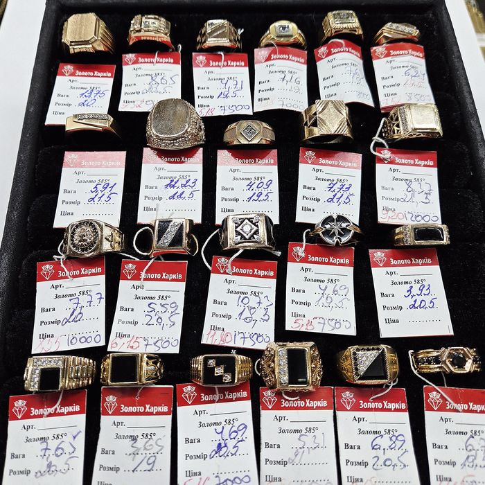 В продаже золотые мужские печатки 585 пробы.