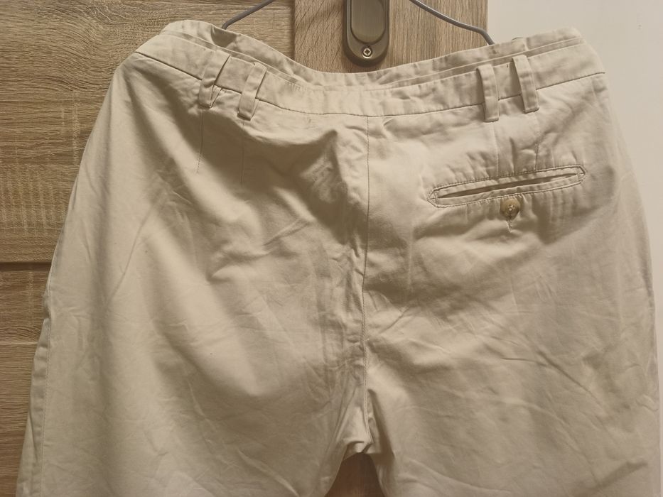 Beżowe kremowe spodnie w modelu chinos