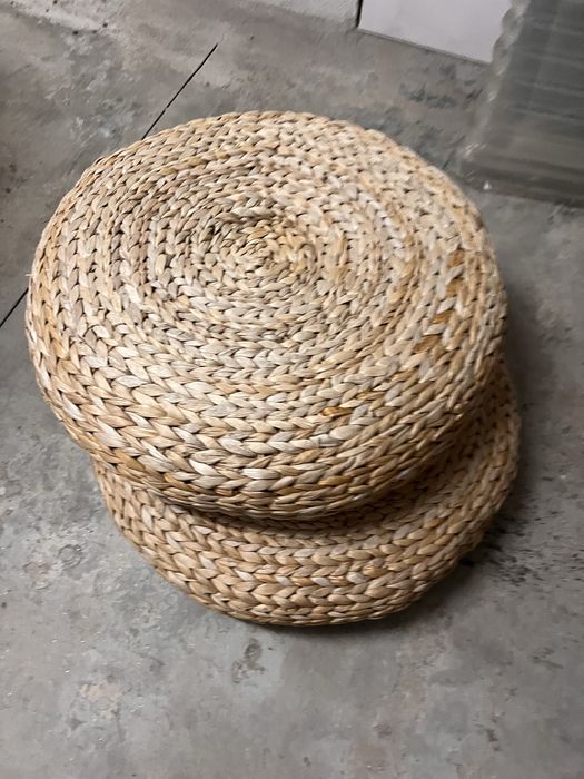 2 mesas redondas de apoio