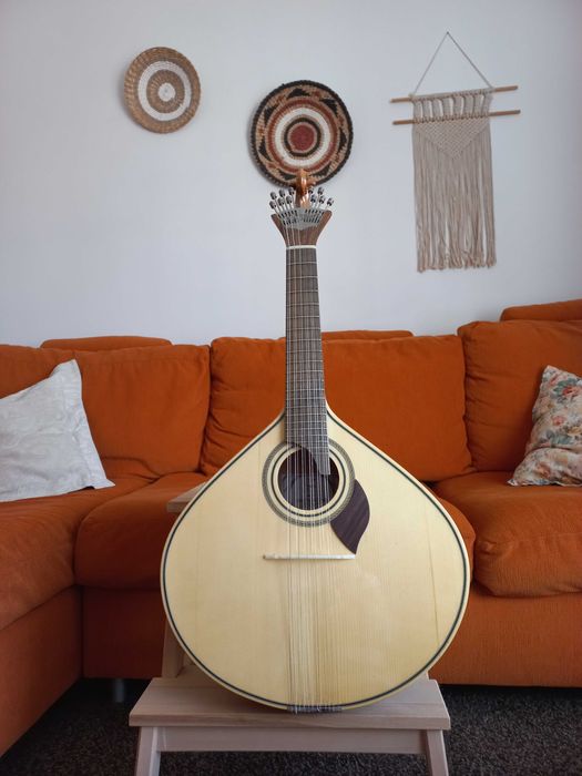 Guitarra Portuguesa nova com conjunto de cordas extra