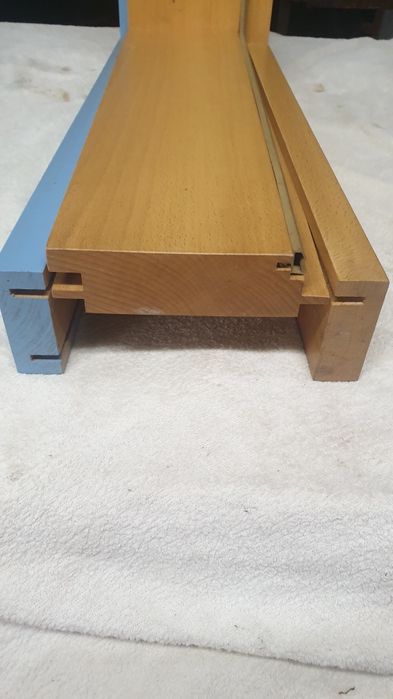 Głowice do ościeżnic z regulowaną opaską