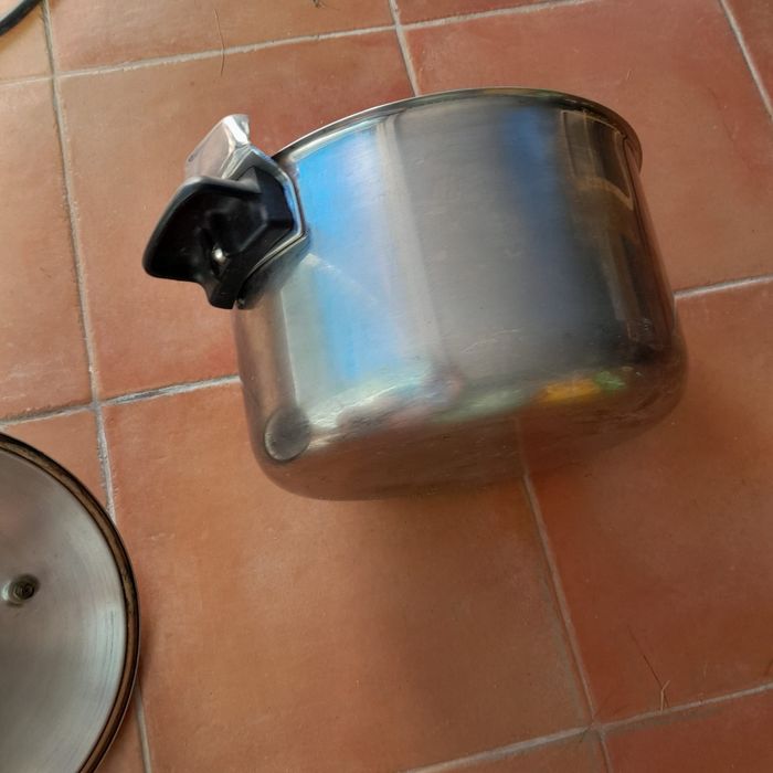 Panela de pressão em ferro fundido com asas e pipo