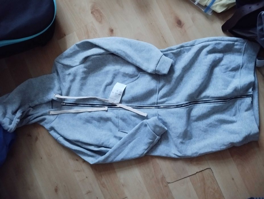 Szara bluza na zamek z kapturem długa jak sukienka