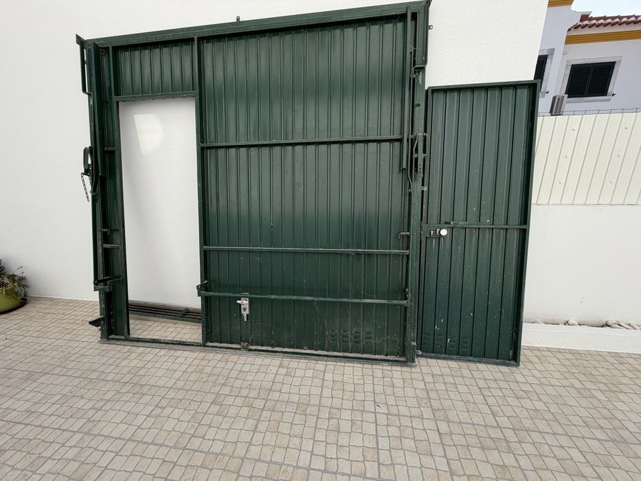 Dá-se Portão Garagem c/ porta 2.5 altura x 2.63 largura a quem vier buscar até sabado