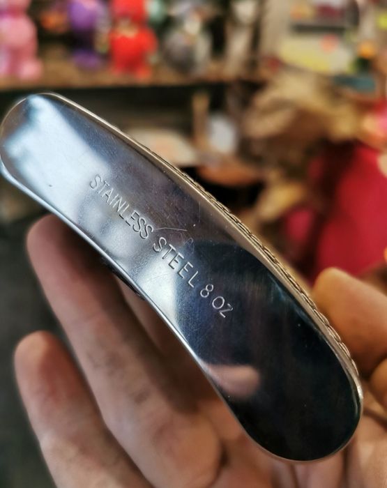 Kobieca piersiówka jak biżuteria do torebki