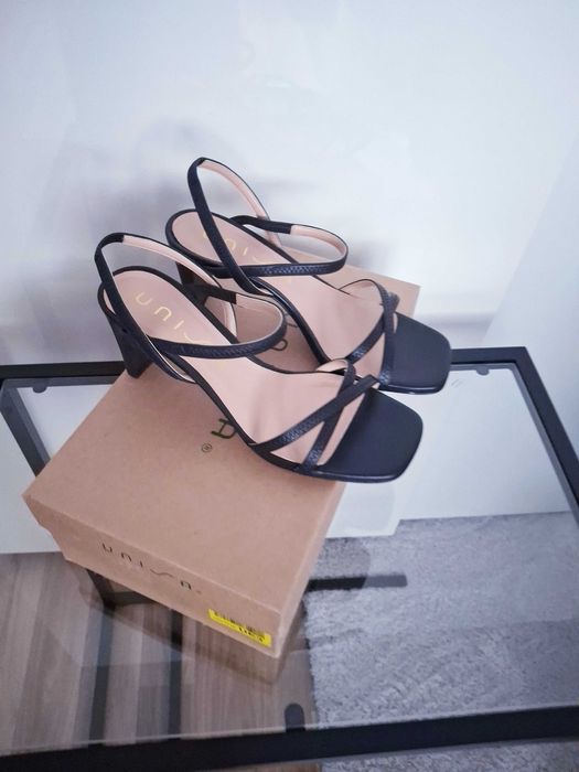 Unisa nowe czarne sandałki skóra naturalna skórzane niewysokie rozm 38