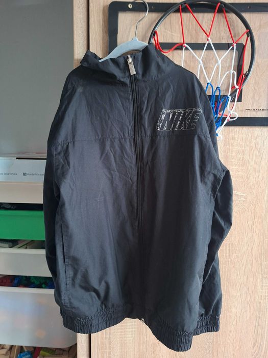 Kurtka chłopięca wiatrówka Nike 146