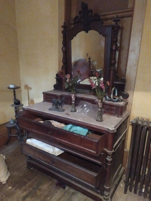 Venda de artigos usados, um móvel de sala, um roupeiro, duas camas em madeira antiga, uma em ferro, duas cómodas com pedra mármore e um aparador