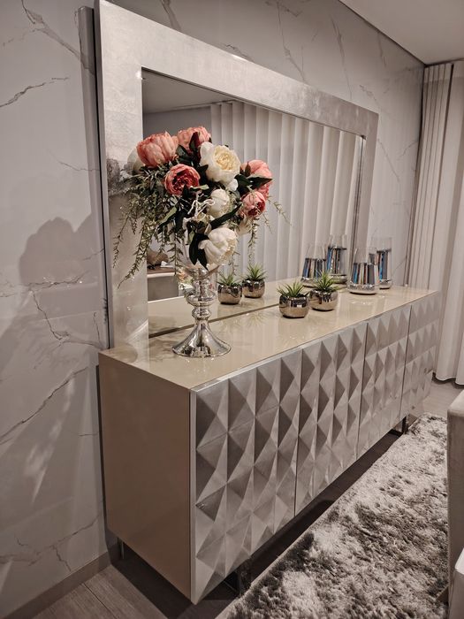 Jarra com arranjo flores artificiais