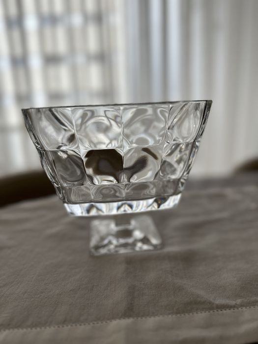 Taça com pé, quadrada, produzida com o melhor vidro. 20cms lado. Novo