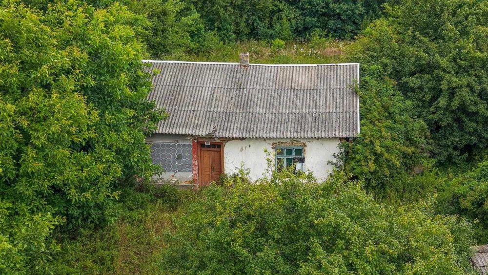 велика ділянка під будівництво Вашого будинку в с.Ставчани - 9 км до Львова. Комунікації поруч всі - газ, вода центральна, колодязь та світло є .