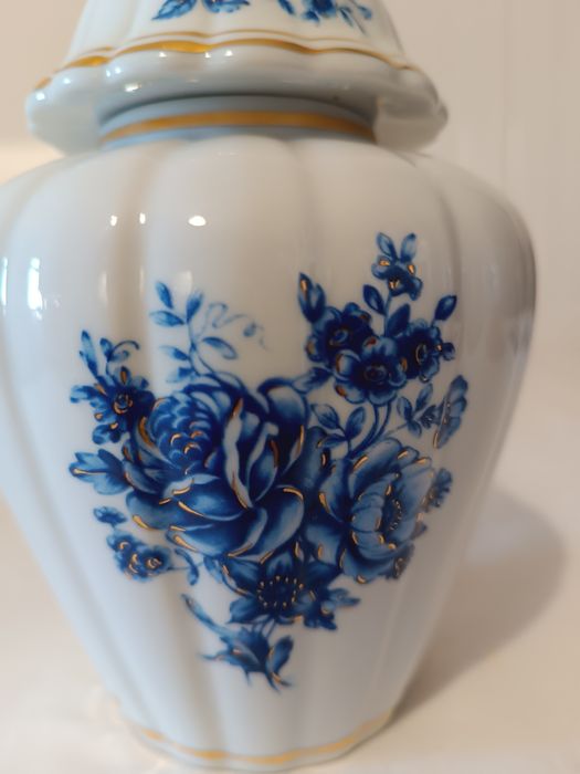 Pote Porcelana. Branco Azul e Dourada. Spv.. 20 cm.