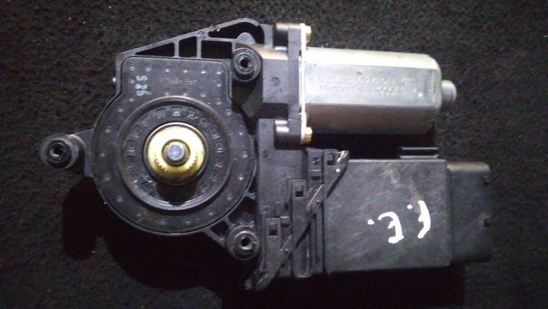 Motor Do Elevador Porta F.E Volkswagen Passat (3B3)