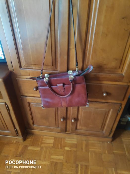 Carteira de senhora toda em pele com duas asas de mão e