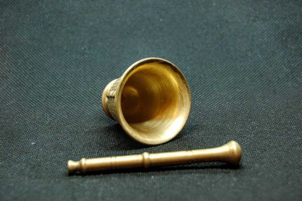 Almofariz vintage com pilão miniatura em bronze