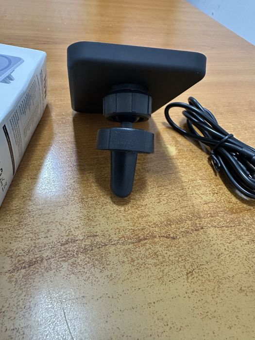 Зарядний пристрій для смартфона в авто на магніті