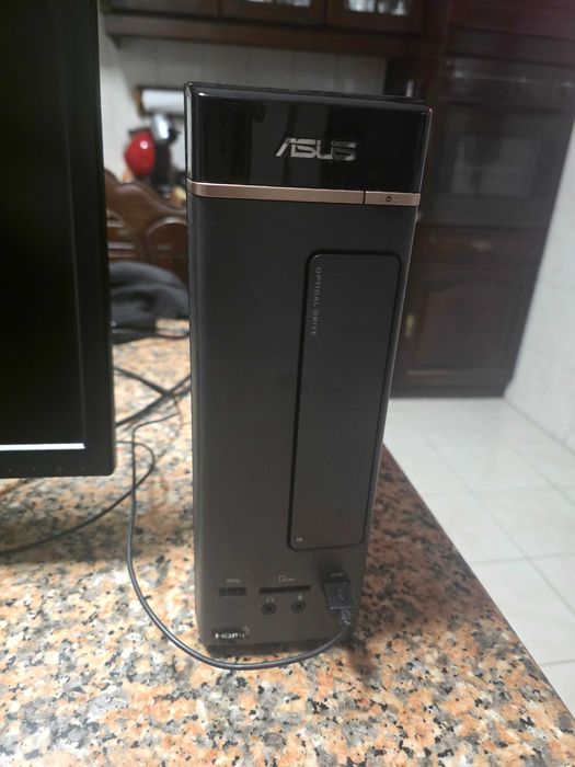 Computador fixo e Monitor Asus a funcionar