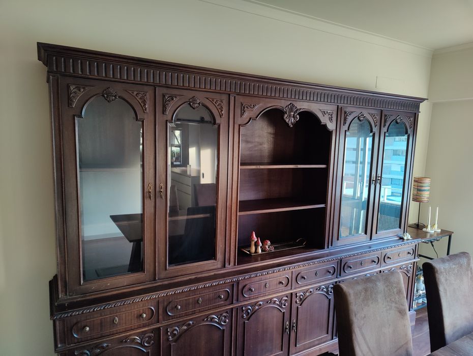 Armário vitrine em madeira maciça