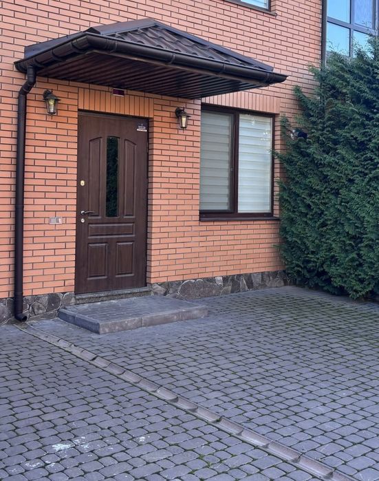 Здається Шикарний 4 кімнатний Таунхаус по Переулок Світанковий.